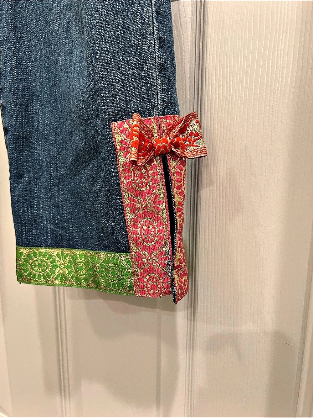 Size 8P The Denim Tailor Multi Color Ribbon Embellished Capri Jeans in Blue - Picture 3 of 4